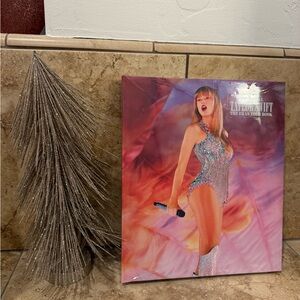 OFFICIAL TAYLOR SWIFT THE ERAS TOUR BOOK